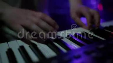<strong>音乐</strong>家在键盘上弹奏合成器钢琴键。 <strong>音乐</strong>家在<strong>音乐</strong>会舞台上演奏乐器